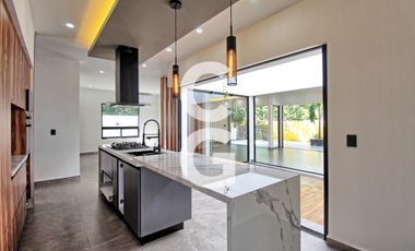 Casa en Venta en Cancun en Residencial Lagos del Sol con Alberca y Terraza Amplia