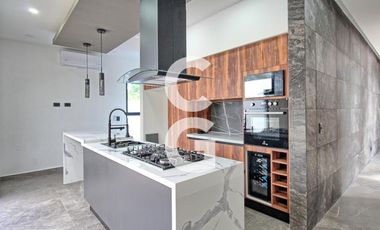 Casa en Venta en Cancun en Residencial Lagos del Sol con Alberca y Terraza Amplia