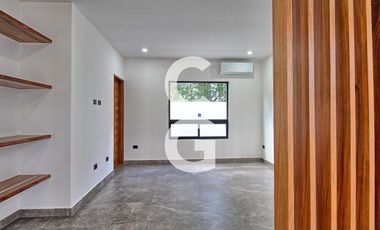 Casa en Venta en Cancun en Residencial Lagos del Sol con Alberca y Terraza Amplia
