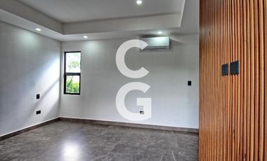 Casa en Venta en Cancun en Residencial Lagos del Sol con Alberca y Terraza Amplia