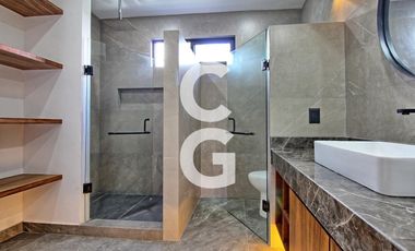 Casa en Venta en Cancun en Residencial Lagos del Sol con Alberca y Terraza Amplia