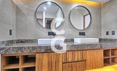 Casa en Venta en Cancun en Residencial Lagos del Sol con Alberca y Terraza Amplia