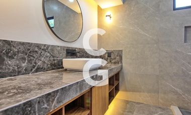 Casa en Venta en Cancun en Residencial Lagos del Sol con Alberca y Terraza Amplia