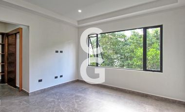 Casa en Venta en Cancun en Residencial Lagos del Sol con Alberca y Terraza Amplia