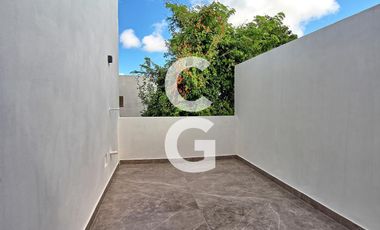 Casa en Venta en Cancun en Residencial Lagos del Sol con Alberca y Terraza Amplia