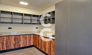 Casa en Venta en Cancun en Residencial Lagos del Sol con Alberca y Terraza Amplia