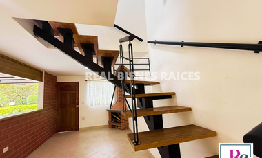 ¡Se vende hermosa casa en unidad abierta!