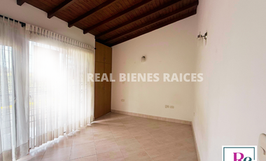 ¡Se vende hermosa casa en unidad abierta!