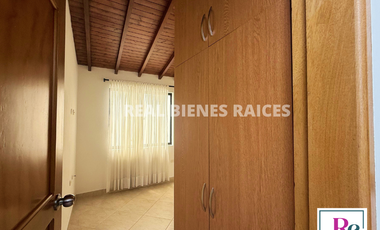 ¡Se vende hermosa casa en unidad abierta!