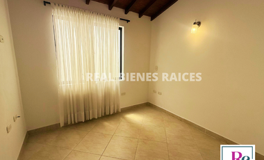 ¡Se vende hermosa casa en unidad abierta!