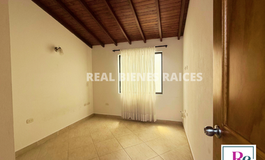 ¡Se vende hermosa casa en unidad abierta!