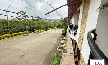 ¡Se vende hermosa casa en unidad abierta!