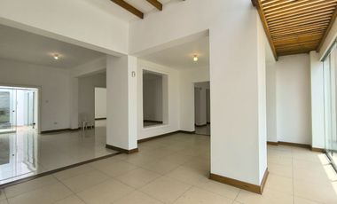 Alquiler De Residencia Amplia Y En Perfecto Estado, En San Isidro