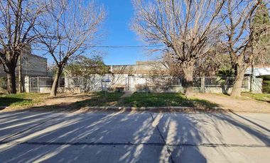 VENTA CASA A REFACCIONAR SOBRE GRAN TERRENO MÁS DE 1000m2 A METROS DE AVENIDA LUJÁN SANTO TOMÉ