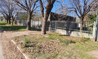 VENTA CASA A REFACCIONAR SOBRE GRAN TERRENO MÁS DE 1000m2 A METROS DE AVENIDA LUJÁN SANTO TOMÉ