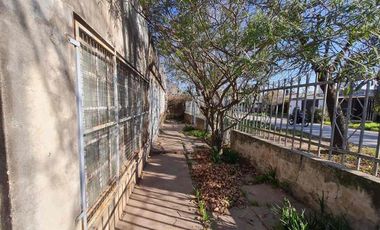 VENTA CASA A REFACCIONAR SOBRE GRAN TERRENO MÁS DE 1000m2 A METROS DE AVENIDA LUJÁN SANTO TOMÉ