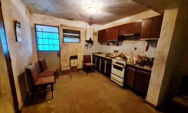 VENTA CASA A REFACCIONAR SOBRE GRAN TERRENO MÁS DE 1000m2 A METROS DE AVENIDA LUJÁN SANTO TOMÉ