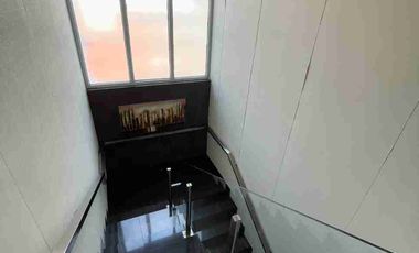 Kantor siap pakai 3lantai lokasi strategis pinggir jalan Anggrek loka raya