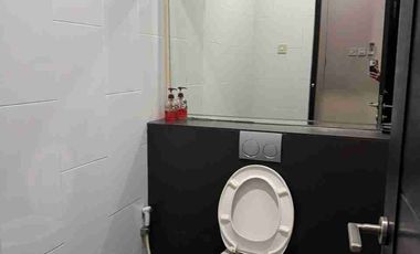 Kantor siap pakai 3lantai lokasi strategis pinggir jalan Anggrek loka raya