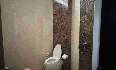 Kantor siap pakai 3lantai lokasi strategis pinggir jalan Anggrek loka raya