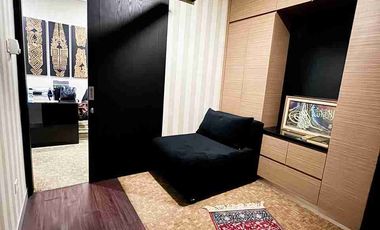 Kantor siap pakai 3lantai lokasi strategis pinggir jalan Anggrek loka raya