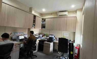 Kantor siap pakai 3lantai lokasi strategis pinggir jalan Anggrek loka raya