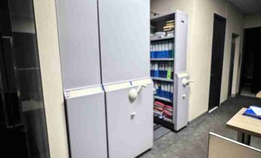 Kantor siap pakai 3lantai lokasi strategis pinggir jalan Anggrek loka raya