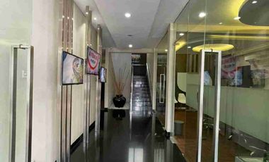 Kantor siap pakai 3lantai lokasi strategis pinggir jalan Anggrek loka raya