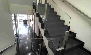 Kantor siap pakai 3lantai lokasi strategis pinggir jalan Anggrek loka raya