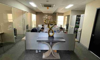 Kantor siap pakai 3lantai lokasi strategis pinggir jalan Anggrek loka raya