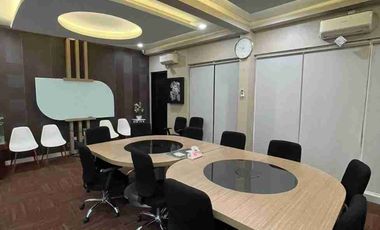 Kantor siap pakai 3lantai lokasi strategis pinggir jalan Anggrek loka raya