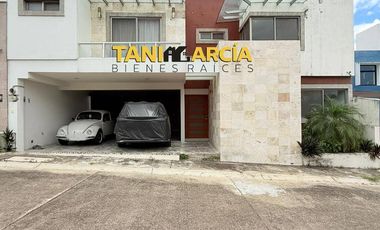 Vendo Amplia Casa en Fraccionamiento Privado Los Cedros en Córdoba.