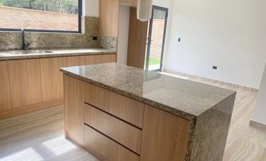 Lujosa villa en venta por estrenar  Challuabamba - Cuenca