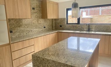Lujosa villa en venta por estrenar  Challuabamba - Cuenca