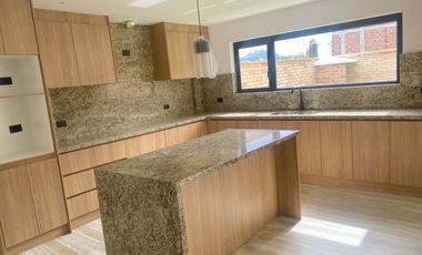 Lujosa villa en venta por estrenar  Challuabamba - Cuenca