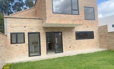 Lujosa villa en venta por estrenar  Challuabamba - Cuenca