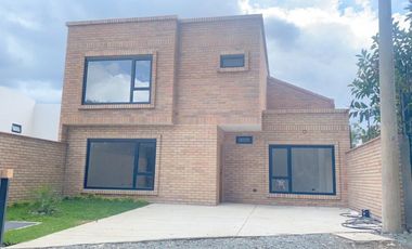 Lujosa villa en venta por estrenar  Challuabamba - Cuenca