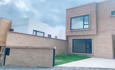 Lujosa villa en venta por estrenar  Challuabamba - Cuenca