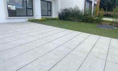 Lujosa villa en venta por estrenar Challuabamba - Cuenca