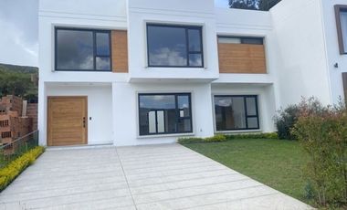 Lujosa villa en venta por estrenar Challuabamba - Cuenca