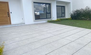 Lujosa villa en venta por estrenar Challuabamba - Cuenca