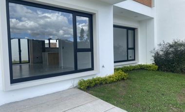 Lujosa villa en venta por estrenar Challuabamba - Cuenca