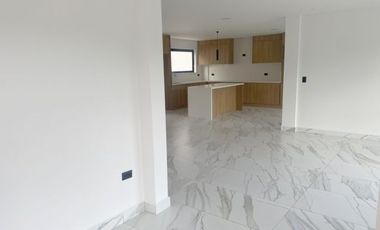 Lujosa villa en venta por estrenar Challuabamba - Cuenca