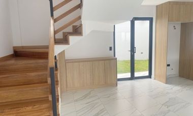 Lujosa villa en venta por estrenar Challuabamba - Cuenca