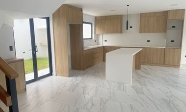 Lujosa villa en venta por estrenar Challuabamba - Cuenca