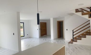 Lujosa villa en venta por estrenar Challuabamba - Cuenca