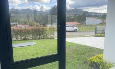 Lujosa villa en venta por estrenar Challuabamba - Cuenca