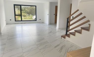 Lujosa villa en venta por estrenar Challuabamba - Cuenca