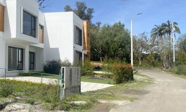 Lujosa villa en venta por estrenar Challuabamba - Panamericacna Norte - Cuenca