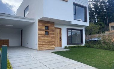 Lujosa villa en venta por estrenar Challuabamba - Panamericacna Norte - Cuenca
